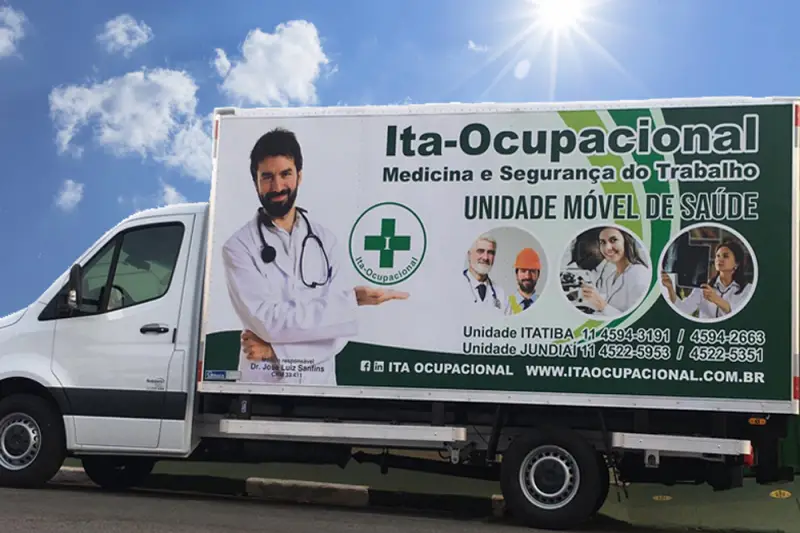 Caminhão com banner de serviços médicos da Ita Ocupacional