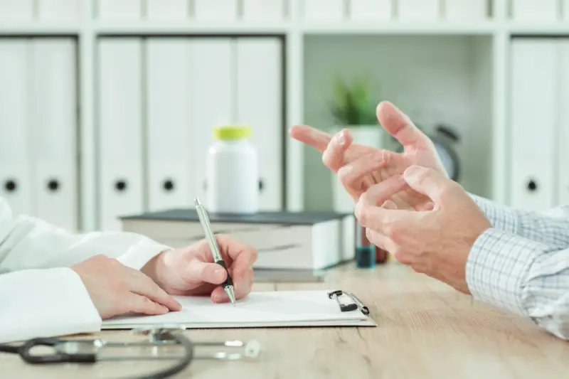 Um médico conversando com um paciente.